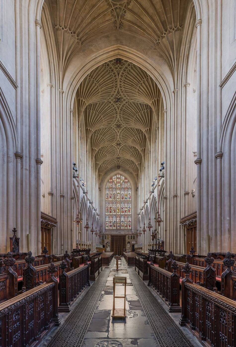 The famous fan-vaulted ceiling of the nave